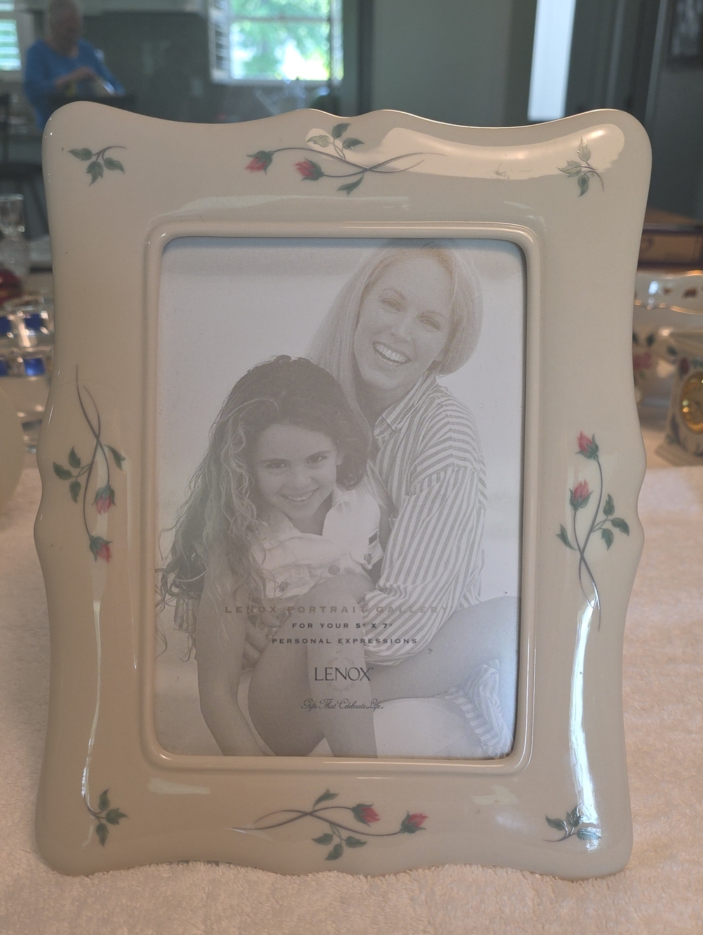 Lenox Rose Manor Ivory Ceramic Picture Frame with delicate Pink Roses 5 x 7